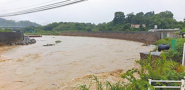 苗栗縣頭屋鄉後龍溪支流沙河溪沙河橋及其上游護岸段,是飯島氏銀鮈棲地熱區,縣府發現後緊急停止沙河橋改建工程。圖/苗栗縣政府提供