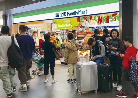 
全家看好鐵道經濟的長期發展，在台鐵日前重新開標中，再次拿下經營權。圖為全家台鐵北車店。圖∕本報資料照片
