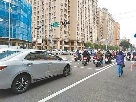 
新竹市「公道三新闢道路」將於今年5月完工通車，市府先行改善延平路16處路口號誌，希望透過智慧交控措施，讓行車效率與安全再升級。（陳育賢攝）
