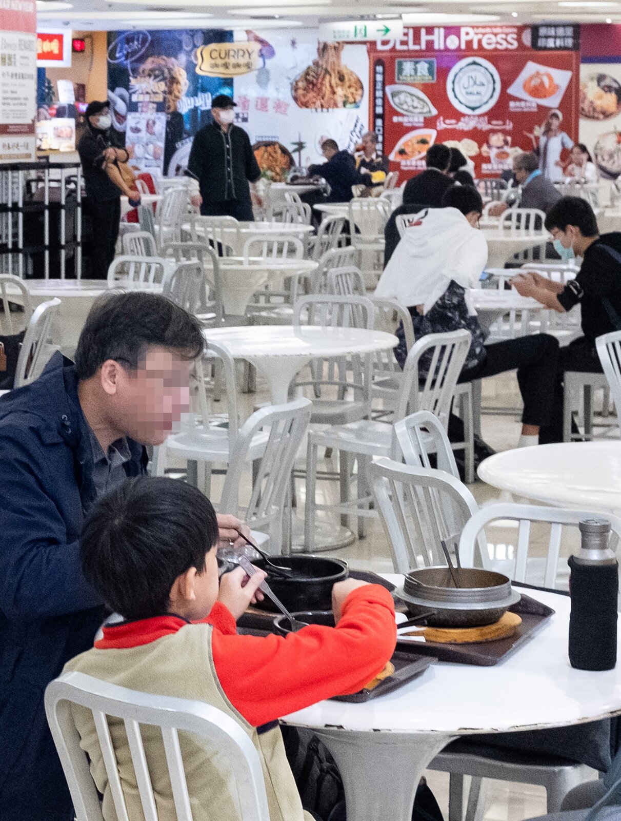 疫情指揮中心目前仍維持二級警戒,但受疫情影響,昨天中午用餐時間台北車站周邊百貨美食街用餐人潮明顯減少。記者曾原信/攝影