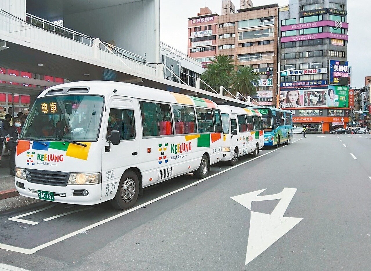 基隆市公車處昨天展示市公車新的塗裝，以白色為底，彩繪城市logo「 K」，色彩簡潔亮麗。記者邱瑞杰／攝影 