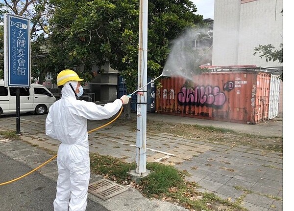 「案18212」到台南參加喜宴被發現後,台南市政府緊急在餐廳及四周清消。圖/台南市衛生局提供