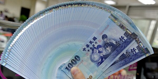 2022年單次給付逾86,001元,公司將代扣5%稅款,並扣繳二代健保補充保費。圖/中時電子報資料照片