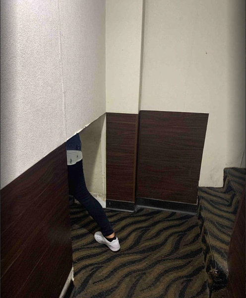 民眾陳情入住某日租套房,入住時才知道為地下室,須鑽過僅半人高之孔洞。圖/北市觀傳局提供