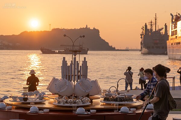 「噪咖藝術」透過不插電藝術裝置「一團合『樂』」,召喚往日自由同桌共餐的舊日常。圖片/台北文創提供