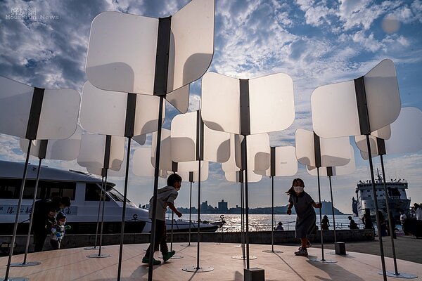 無風帶工作室運用防疫隔板打造動態迷宮「Flew」,緊扣「解.邊界ReStart」主題,反思新常態對生活的影響。圖片/台北文創提供