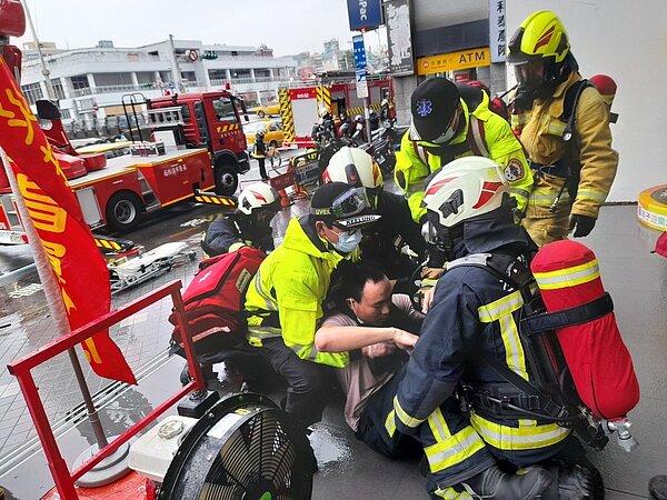 地上33層基隆最高樓演練，模擬7樓電影院大火雲梯車救援。記者游明煌／翻攝
