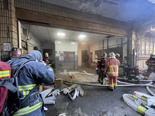 新北市新店區一棟6樓建築地下室，因不明原因起火，消防隊半小時撲滅火勢，無人傷亡。記者翁至成／翻攝