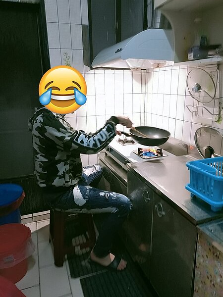 網友分享自家換抽油煙機,卻忘記考慮到丈夫身高的趣事。圖/取自●【爆廢公社】●