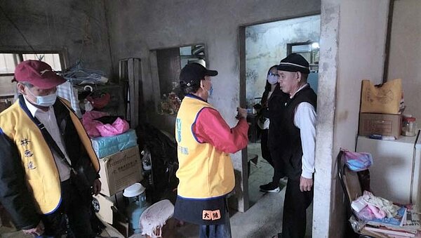 73歲老翁寒流洗冷水澡,新北工會行善團送暖助修繕家園。圖/新北市勞工局提供