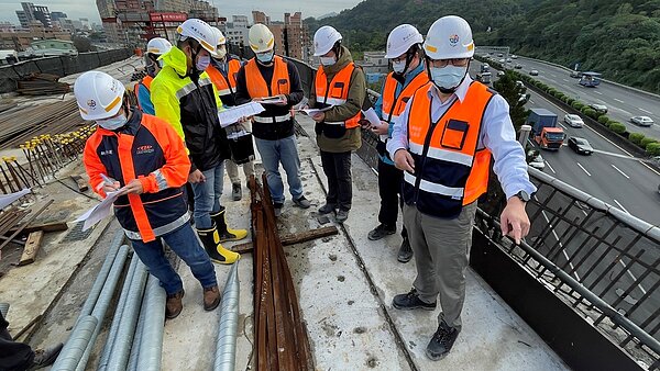 新北捷運局由局長李政安親自率隊,針對轄管工程進行突襲稽查。圖/新北市政府提供
