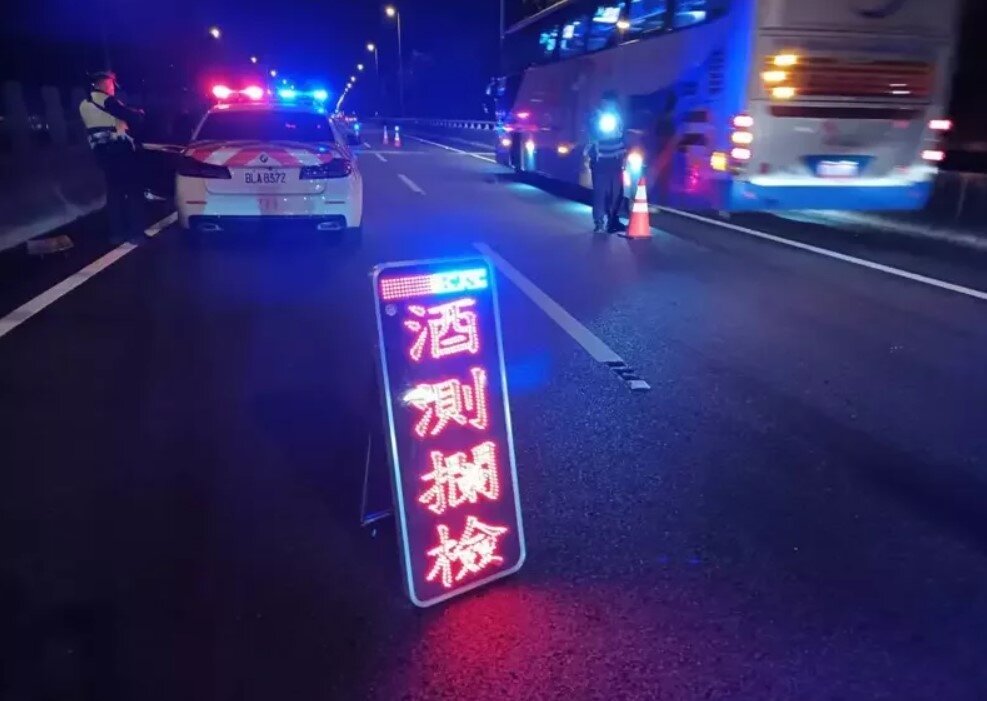 國道公路警察局第七公路警察大隊統計去年度攔查路檢等酒駕有279件,農曆春節抓酒駕也不手軟。圖/國道七隊提供