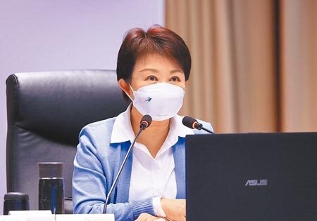 台中市長盧秀燕昨日於市政會議上說，台中春節期間持續提供疫苗施打服務，讓市民安心過好年。（陳世宗攝）