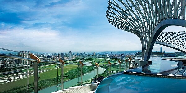 日本三菱地所首度攜手上富裔實業，開發台北市信義區松平路都更案，總銷達40億元。圖為新店「國礎富裔河」頂樓。圖／中時電子報資料照片