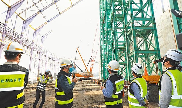 勞動部次長王尚志現場稽查後發現共有17項缺失,依法處以60萬元罰鍰外,要求2處立即停工、15項限期改善。圖/台中市政府提供