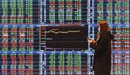 美股道瓊盤中一度狂殺千點,台股也無法置身事外,震盪加劇在所難免。圖∕本報資料照片