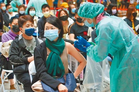 新冠疫情持續延燒，引發民眾接種疫苗意願，台北車站接種站隨到隨打，25日民眾在北車大廳完成疫苗接種。（陳君瑋攝）