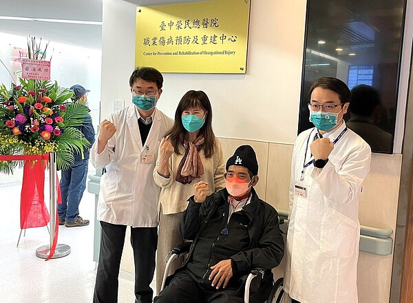 台中榮民總醫院職業醫學科主任詹毓哲(右)說,職業病的認定與一般疾病診斷不同,需綜合考量職業暴露、時序性,與其他多重原因,認定過程對勞工朋友來說確實不簡單,也時常遭遇各種挫折。圖/台中榮總提供