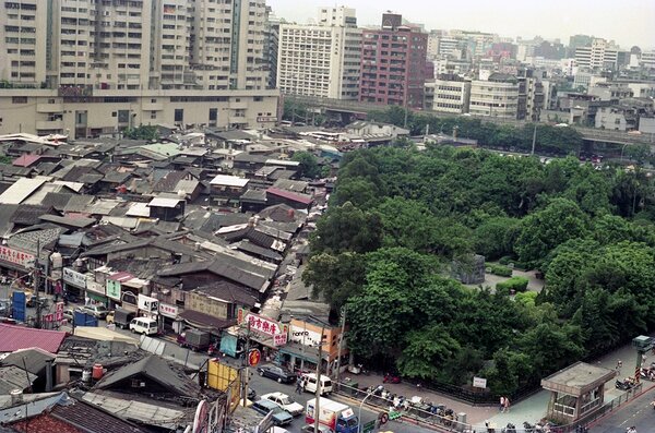 今日的臺北林森公園曾是一片違建所構成的住宅區以及商業區（康樂市場），圖為1992年7月22日所攝。（圖片來源：張哲生著《回到華燈初上時》尖端出版）