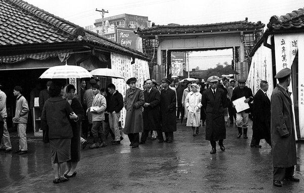 1962年3月1日，知名思想家胡適先生的葬禮在林森公園前身之極樂殯儀館舉行。（圖片來源：張哲生著《回到華燈初上時》尖端出版）