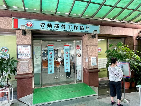 農曆春節九天連續假期即將到來,勞保局表示,為了讓民眾安心過好年,多項年金給付、津貼將在過年前入帳。圖/聯合報系資料照片