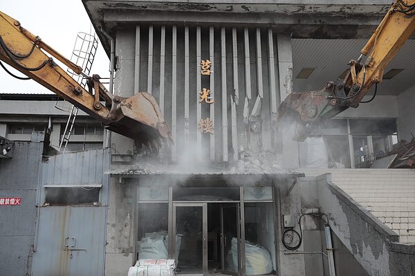 威海營區舊營舍進行第一階段拆除工程,象徵了軍港西遷的重要里程碑。圖/基隆市政府提供