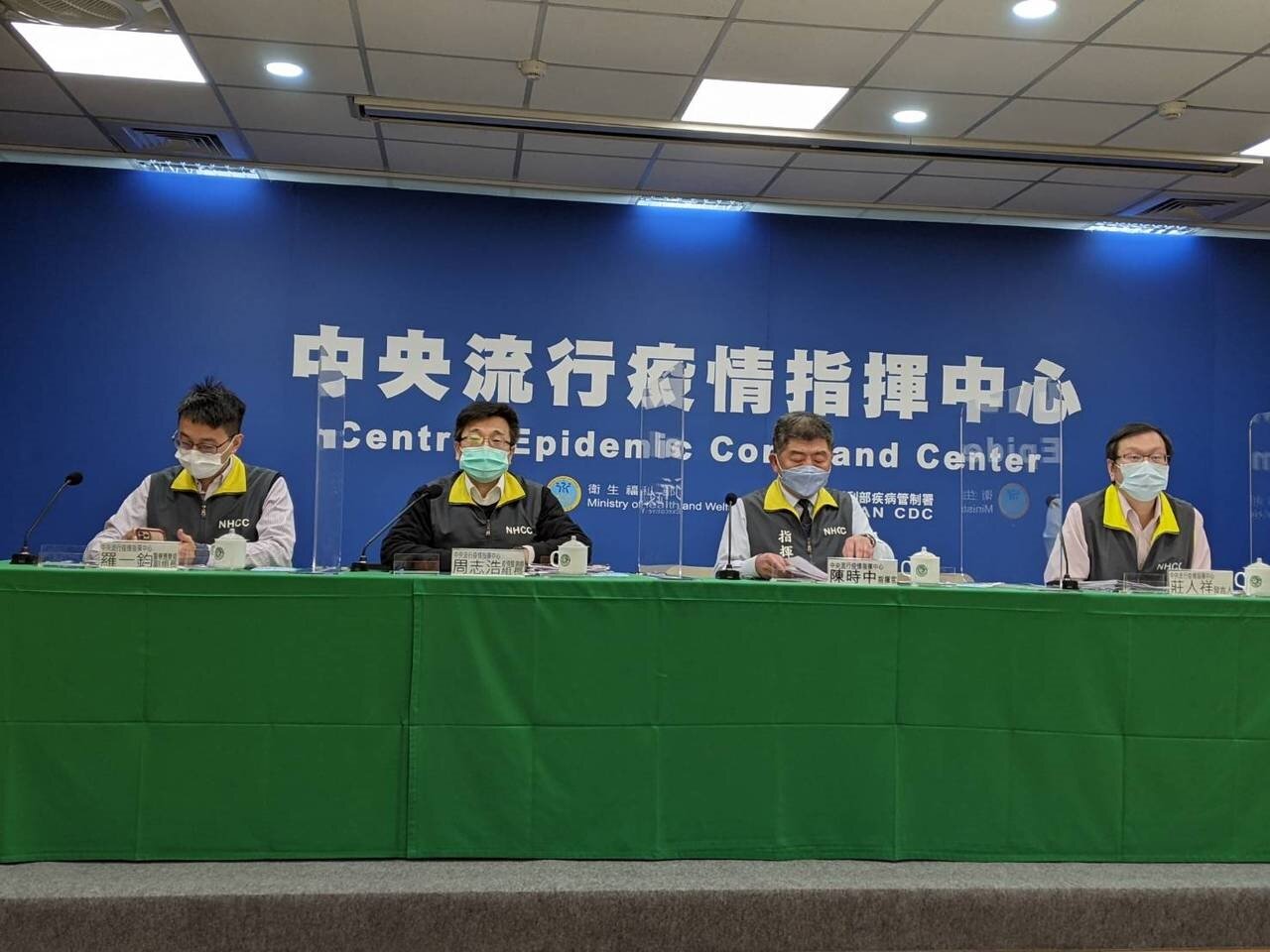 中央流行疫情指揮中心今召開記者會,左起醫療應變組副組長羅一鈞、疫情監測組組長周志浩、指揮官陳時中、發言人莊人祥。記者謝承恩/攝影