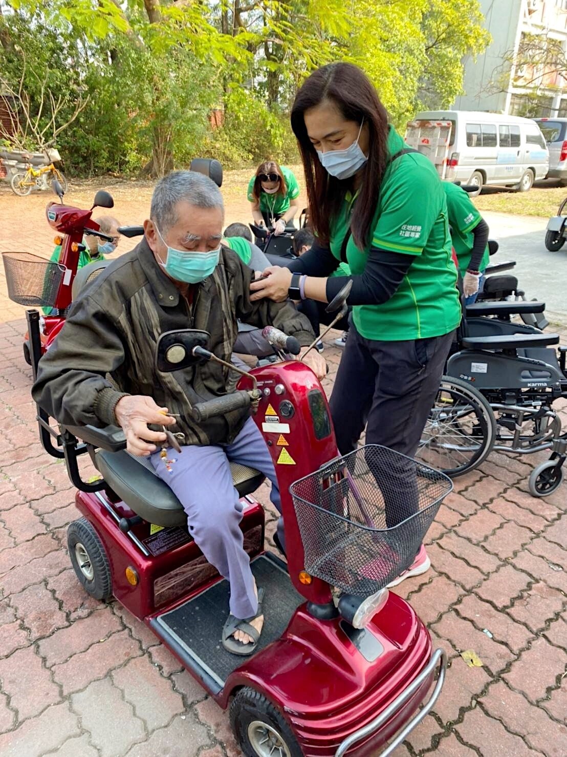 有巢氏房屋參與「輔具清潔我+1」公益活動。圖/有巢氏房屋提供