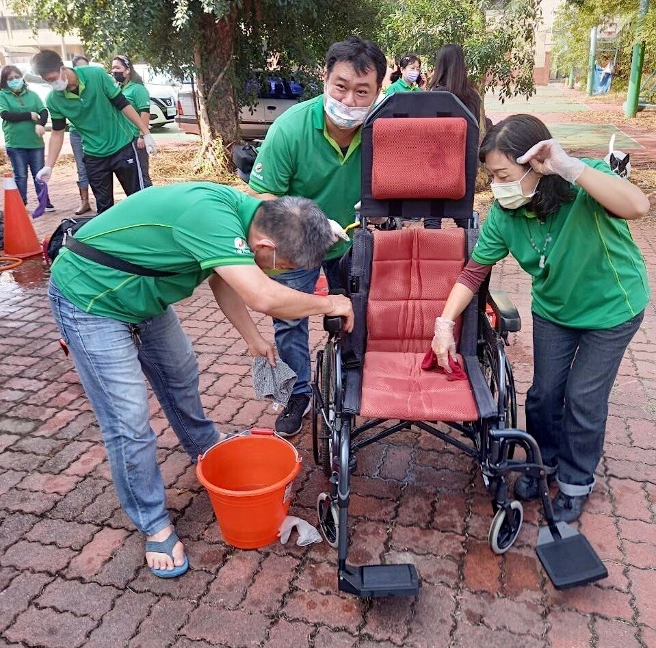 有巢氏房屋參與「輔具清潔我+1」公益活動。圖/有巢氏房屋提供