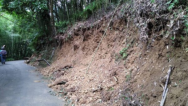 道路上邊坡缺乏擋土及安全設施改善。圖／新北市農業局提供
