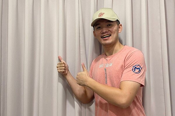 經一夜考量,Josh在表姊律師陪同下,對妻子提出傷害及毀損告訴,至於保護令則將委託律師申請。圖擷自台南Josh臉書粉專