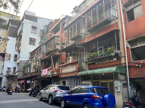 專家指出,屋齡30年以上的公寓,因貸款條件限制、沒有電梯及屋況差等問題,轉手難度增加,因此空屋邁向「高齡化」。圖/好房網News記者賴心怡攝影