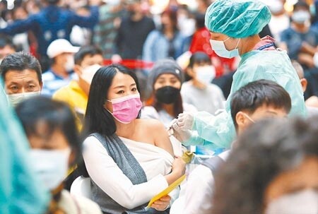 Omicron變種病毒讓各地爆出確診案例,台北車站接種站26日隨到隨打,提供民眾BNT疫苗第1、2劑和追加劑施打。診所籲中央應廣發公費快篩劑給民眾使用,避免不必要的足跡。(陳俊吉攝)