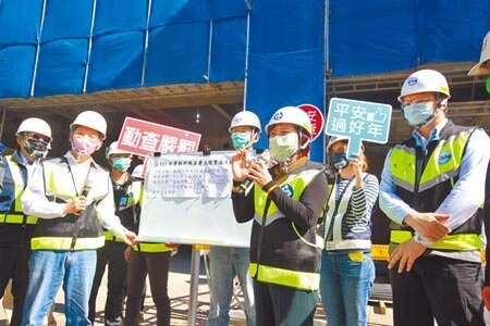 勞動部長許銘春（前排右二）26日帶隊到新北大型建案春安勞檢，宣布工地有16項違規、10處停工，包含建設公司跟下游包商共開罰新台幣51萬元。（張鎧乙攝）