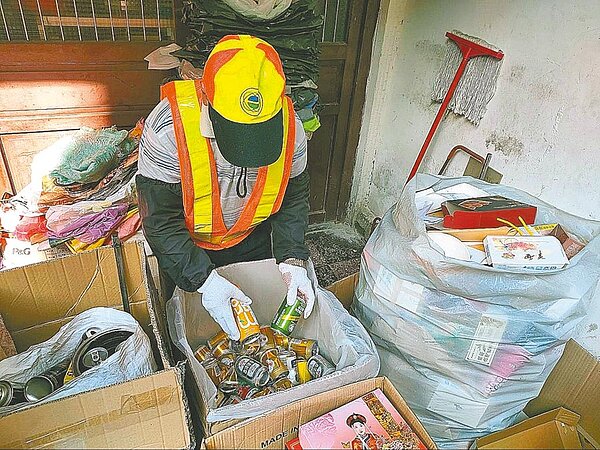 桃園個體戶從事回收工作共730人，市府與環保署自2019年起推動「資收關懷計畫」，針對不同的資收物制訂補貼金，由政府帶頭提高回收意願。（桃園市政府環保局提供／陳夢茹桃園傳真）