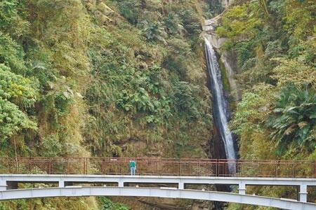 擁有南投縣竹山鎮第一美瀑的「瑞龍瀑布」，位在太極峽谷下游，南投縣政府在瑞龍瀑布建置跨河空中觀瀑平台，耗時1年整修26日正式開幕。（吳建輝攝）