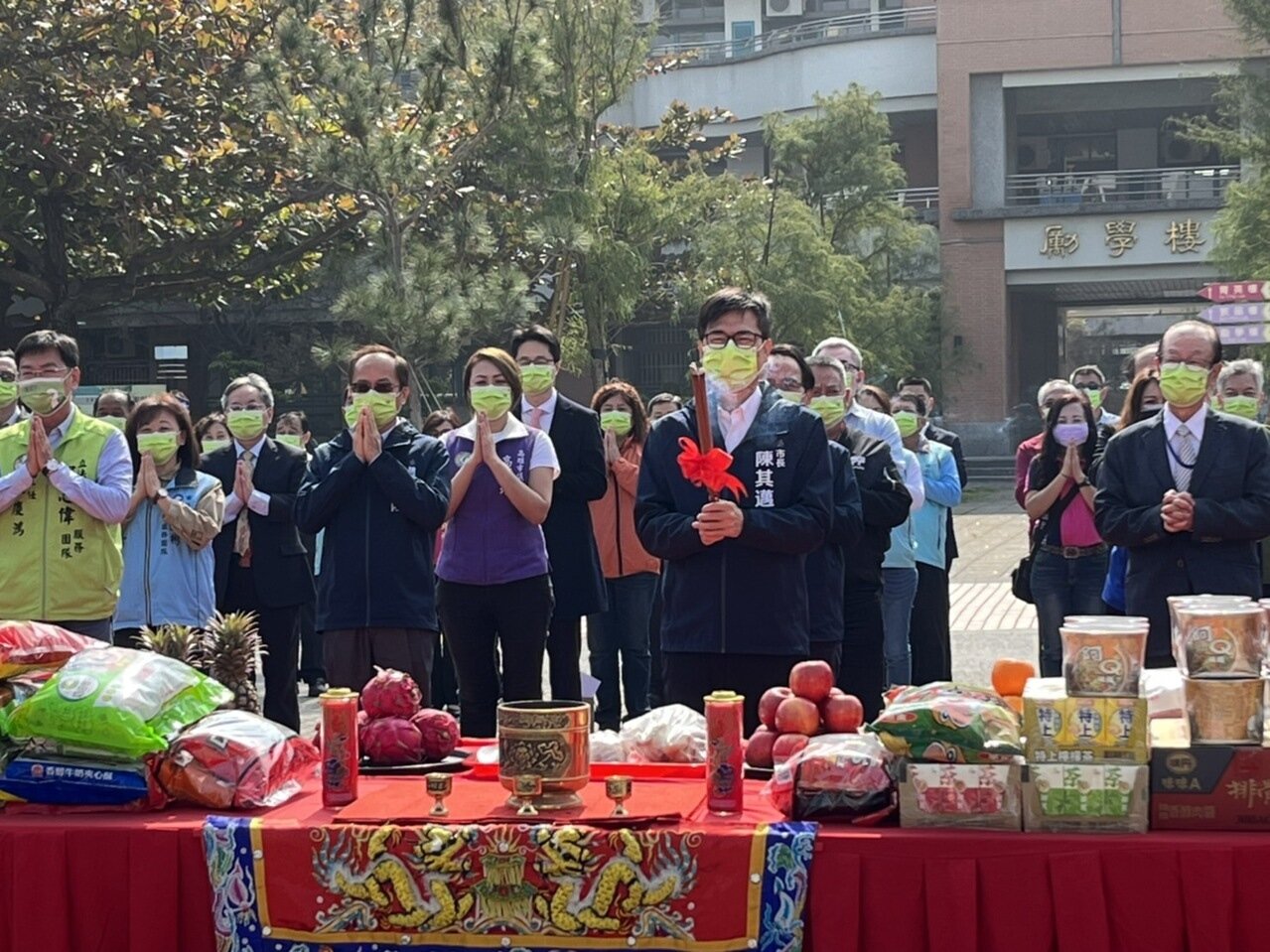 高市今舉辦高捷岡山路竹延伸線二階土建工程動土典禮,高市長陳其邁(前排中)擔任主祭者。記者林巧璉/攝影