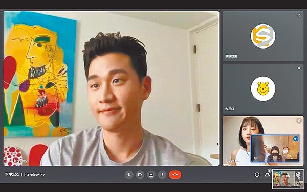 案18518為某時尚雜誌編輯，由於該編輯21日才出席台北101時尚品牌活動，有不少藝人出席，造成眾星人心惶惶。圖為周興哲跟李沐26日臨時改為線上採訪行程。（華映提供）