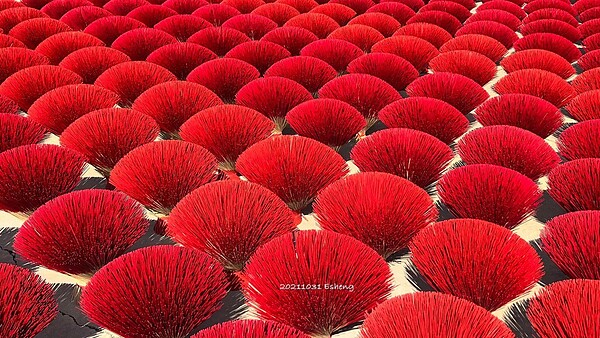 嘉義縣新港大慶製香廠日前因曬香腳時,貌似國外「粉紅波波球」一夕爆紅,吸引許多遊客拍照取景。圖/攝影師黃一盛提供