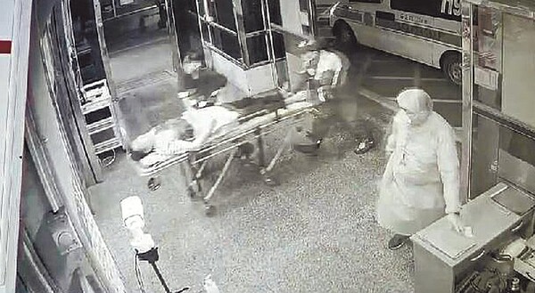 遭西瓜刀砍傷手臂男子被送往醫院,緊急手術縫合,所幸沒有生命危險。(翻攝畫面/林和生屏東傳真)