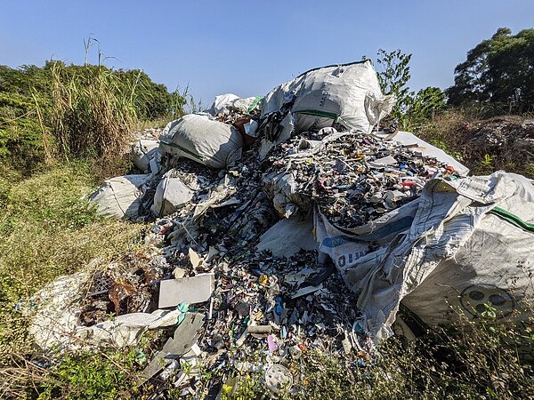 彰化縣芬園鄉一三九縣道旁的山坡,遭不法人士堆置大量混合廢棄物。圖/台南社大環境行動小組副研究員林政翰提供