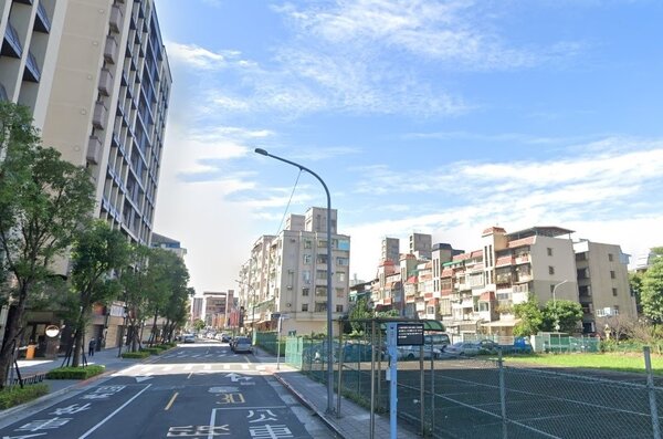 原PO在台北市文山區忠順街一帶，買下一間屋齡快50年、約20多坪的公寓。圖／Google Map