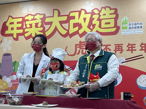 營養師林俞君（左）帶領小小廚師阿寶（中）及國健署長吳昭軍（右）一同手作元氣飯糰。記者許政榆／攝影