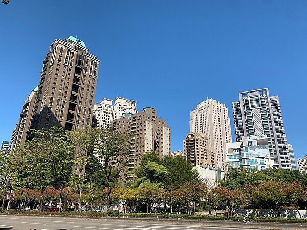 精華的七期新市政中心近期預售案紛紛攻上7字頭,而愈加上漲的預售價格也使成屋案反而以CP值吸引不少自住客爭相詢問,備受關注。圖/業者提供