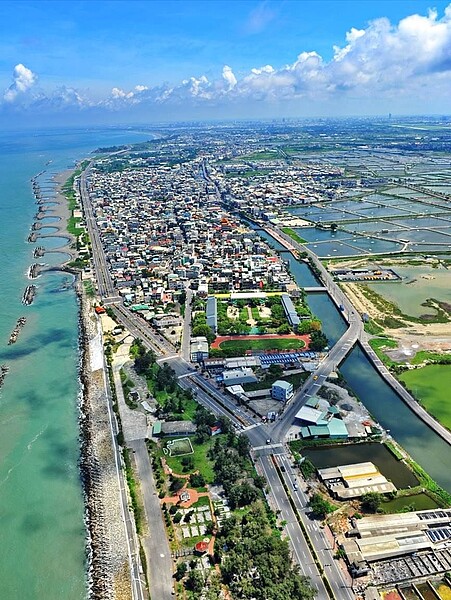 打造全台最大的「S」廊帶科技走廊,高雄市府預計年後正式啟動湖內區與茄萣區的都市計畫通盤檢討作業。圖為茄萣都市計畫空拍圖/高雄市政府提供