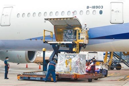 由鴻海、永齡基金會、台積電及慈濟基金會共同採購的1500萬劑BNT疫苗,最後一批約91.9萬劑於27日清晨抵台,加上前16批到1433.07萬劑,總計到貨總計1524.97萬劑。(陳麒全攝)