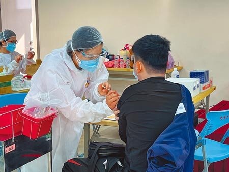 桃園市長鄭文燦昨表示，桃園莫德納疫苗剩1.8萬劑，自昨下午起優先開放給65歲以上長者接種。（陳夢茹攝）
