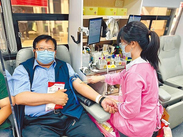 台灣中油公司煉製事業部執行長徐漢（左）堪稱「油人楷模」，如今捲入貪汙弊案。圖／中油提供