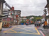 暖暖平交道頻卡車　明起專人看守