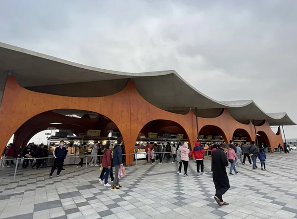 農曆春節9天連假即將到來，位於新竹南寮的新竹漁港波光市集僅除夕當天休市，其餘春節期間維持正常營業。圖／記者張裕珍攝影